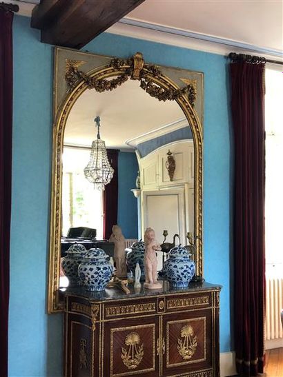 Grand miroir , cadre laqué gris vert et guirlandes...