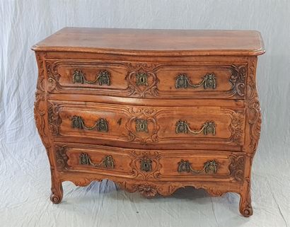 Commode en noyer sculpté, ouvrant à trois...