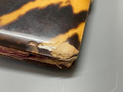 Carnet de bal en écailles et incrustations...