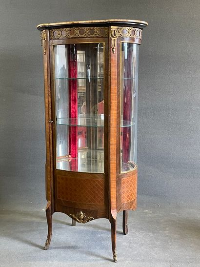 Vitrine en frisage et marqueterie de résilles,...