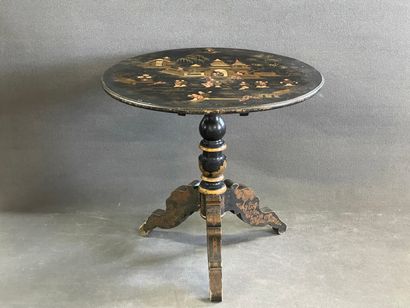 Guéridon tripode en bois laqué décor asiatique...