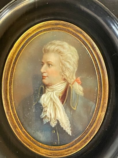 Paire de miniatures sur ivoire à vue ovale...