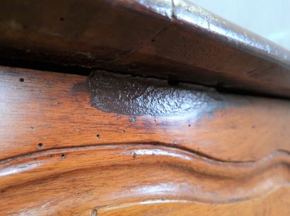 Commode en noyer sculpté, ouvrant à trois...