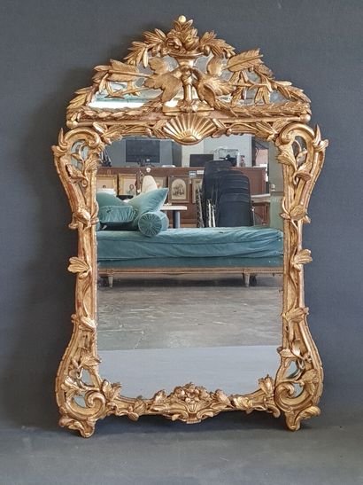 Grand miroir à fronton et parecloses , cadre...