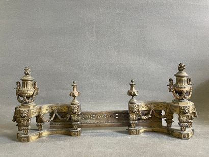 Devant de foyer en bronze à décor de pot...