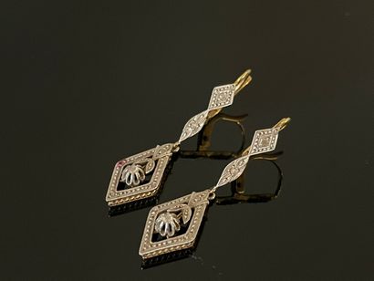 Paire de pendants d'oreille en or et petits...