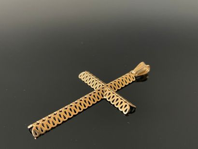 Croix en résille d'or 750°/ 00. 

H: 5 cm...
