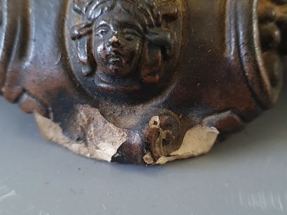 Grande coupe en terre cuite patinée à décor...