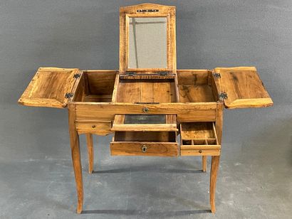 Coiffeuse en noyer 

Epoque Louis XV.

71...
