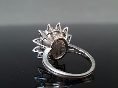 Bague en or gris 750°/00 sertie d'une importante...
