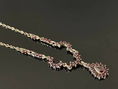Collier ras de cou en argent et grenats.

L:...