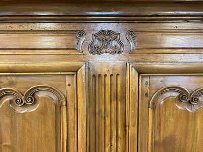 Armoire en noyer mouluré, ouvrant à deux...