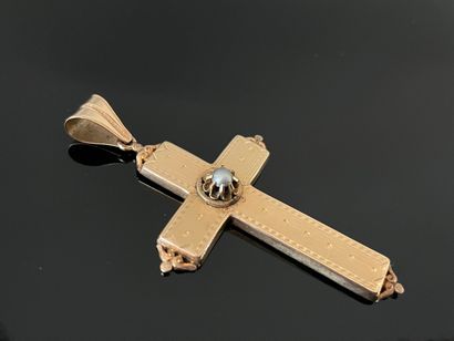 Croix en or 750°/ 00 sertie d'une demi-perle...