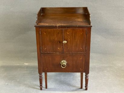 Meuble de voyage ouvrant à deux portes et...
