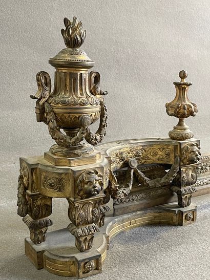 Devant de foyer en bronze à décor de pot...