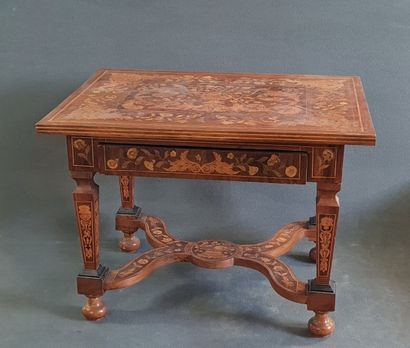 Table de milieu marquetée, quatre pieds marqetés,...