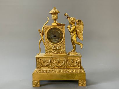 Pendule en bronze doré à décor d'amour à...