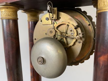 Pendule portique en placage d'acajou et bronze...