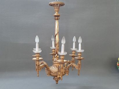 Lustre à en bois sculpté à 6 lumières. 

H....