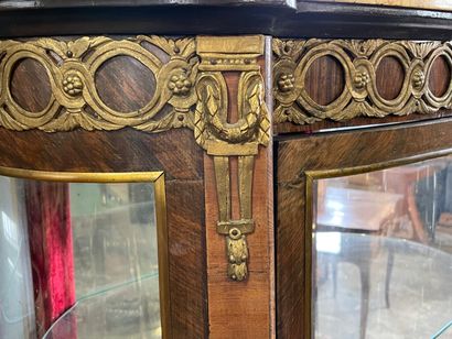 Vitrine en frisage et marqueterie de résilles,...