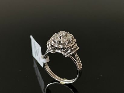 Bague en or blanc, sertie de diamants ronds...