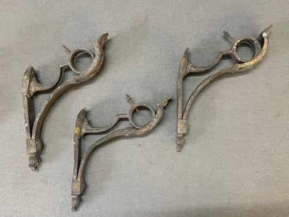 Trois supports de tringle à rideaux en bronze....