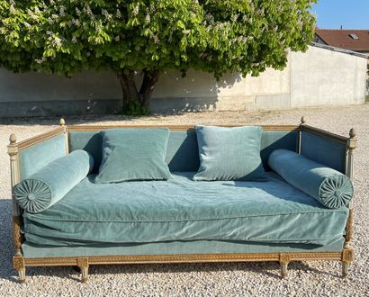 Grande banquette en bois sculpté et doré,...