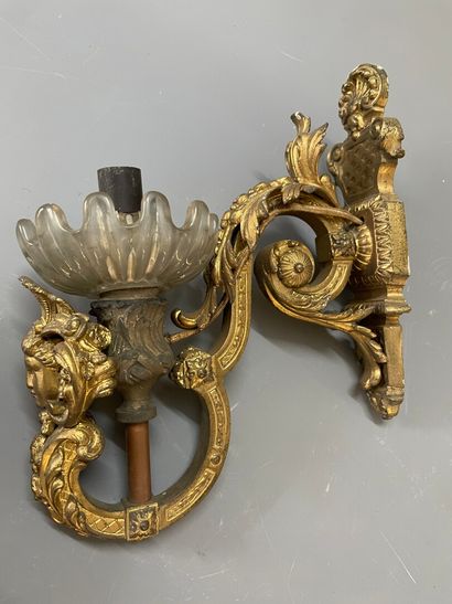 Suite de cinq patères en bronze doré, à décor...