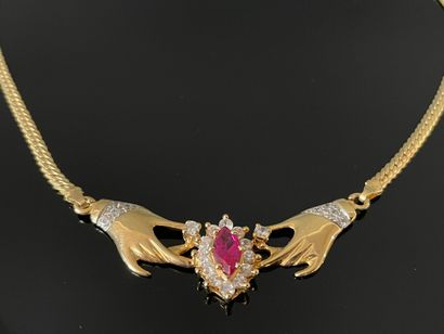 Collier en or, figurant deux mains soutenant...