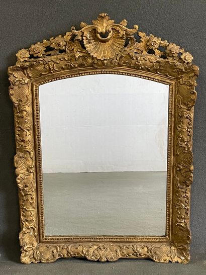 Beau cadre en bois et stuc doré, XVIII°,...