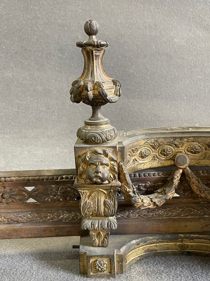Devant de foyer en bronze à décor de pot...