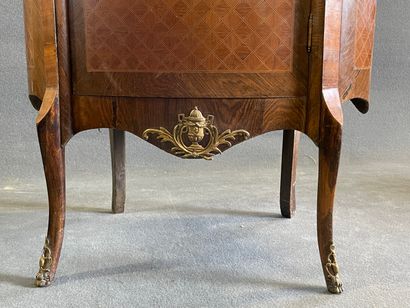 Vitrine en frisage et marqueterie de résilles,...