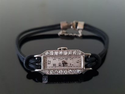 Montre en or gris 750°/00 sertie de petites...