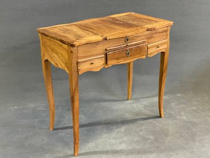 Coiffeuse en noyer 

Epoque Louis XV.

71...