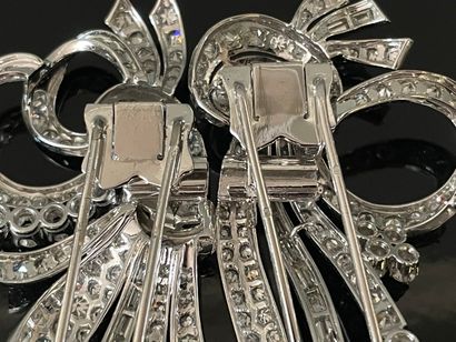 Deux broches en or gris et platine, sertie...