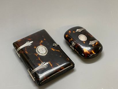 Dans un écrin: porte-monnaie et un carnet...