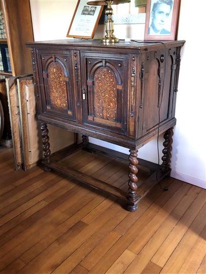 Cabinet sur pieds à intarsia, deux portes...