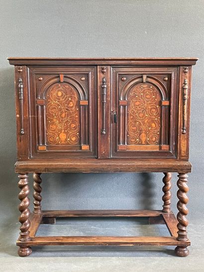 Cabinet sur pieds à intarsia, deux portes...