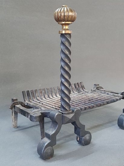 Importante paire de chenets avec grille à...