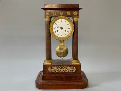 Pendule portique en placage d'acajou et bronze...