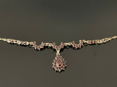 Collier ras de cou en argent et grenats.

L:...