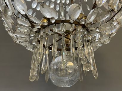 Paire de Lustres corbeilles à rangs de perles...