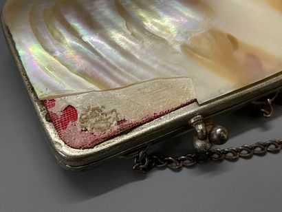 Collection de trois porte-monnaies en nacre

(acc)

5...