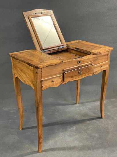 Coiffeuse en noyer 

Epoque Louis XV.

71...