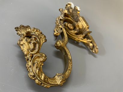 Suite de cinq patères en bronze doré, à décor...