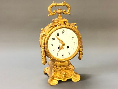 Pendule en bronze doré. 

style Louis XVI...