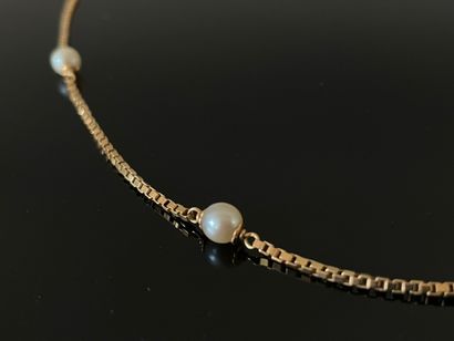 Chaine en or rythmée de dix perles de culture.

L...