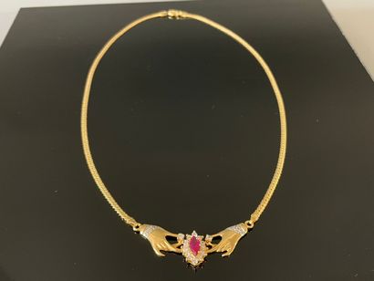 Collier en or, figurant deux mains soutenant...