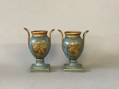 Paire de petits vases sur piedouche en tôle...