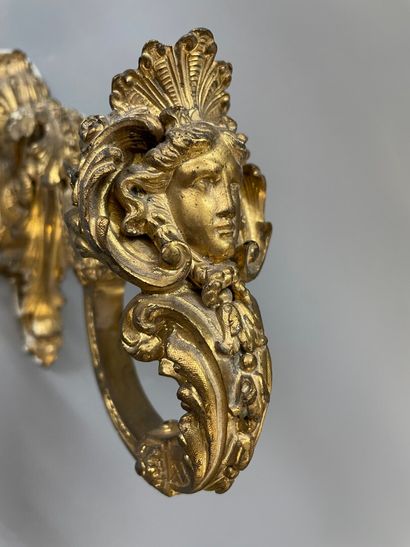 Suite de cinq patères en bronze doré, à décor...